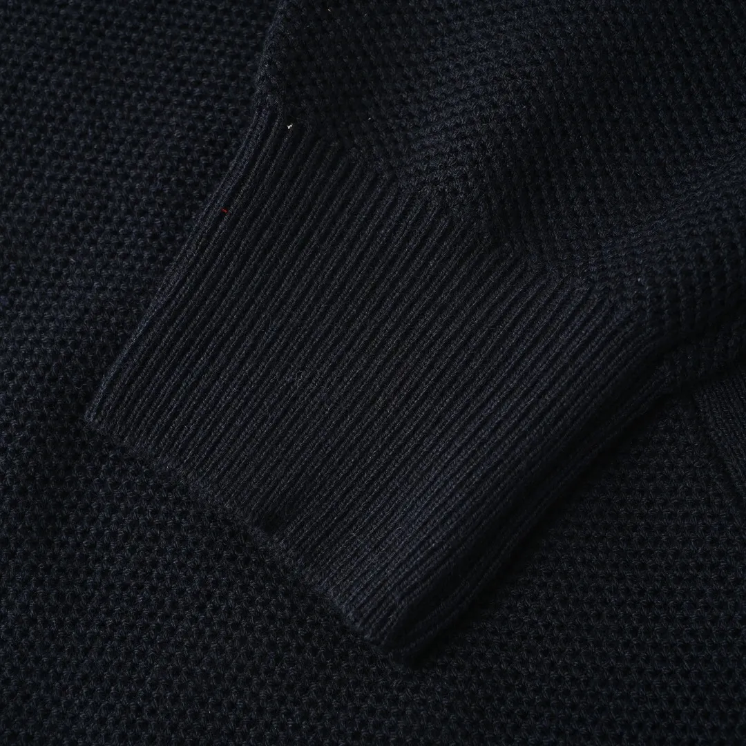 AP (higher version) LORO PIANA LP iron brand zipper knitted sweater jacket. The original version was purchased for 24900. It is made of original wool and mulberry silk blended material. The whole piece is made of honeycomb pique weave. The fabric has a grainy texture, is soft and waxy and has a breathable feel, so it won't make you sweat. Italian old money style men's knitted cardigan, honeycomb pique knitted texture, soft and skin-friendly fabric, comfortable and not stuffy on the upper body. Integrated woven rib placket, zipper embedded technology, the zipper is flat when closed, and the placket is free of bulging and deformation. The raised and fine ribbed stand-up collar is stable and prevents the collar from collapsing; the cuffs and hem are ribbed with the same material, making it less likely to loosen after being worn for a long time. The metal nameplate on the left chest is embellished with low-key recognition and no exaggerated printing. Size：M-XXL